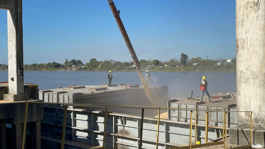 Partieron más de 20 mil toneladas de soja en nueve barcazas desde el Puerto de Santa Fe