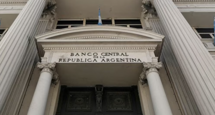Para frenar la presión sobre el dólar, el BCRA subió los encajes bancarios por segunda vez en el mes