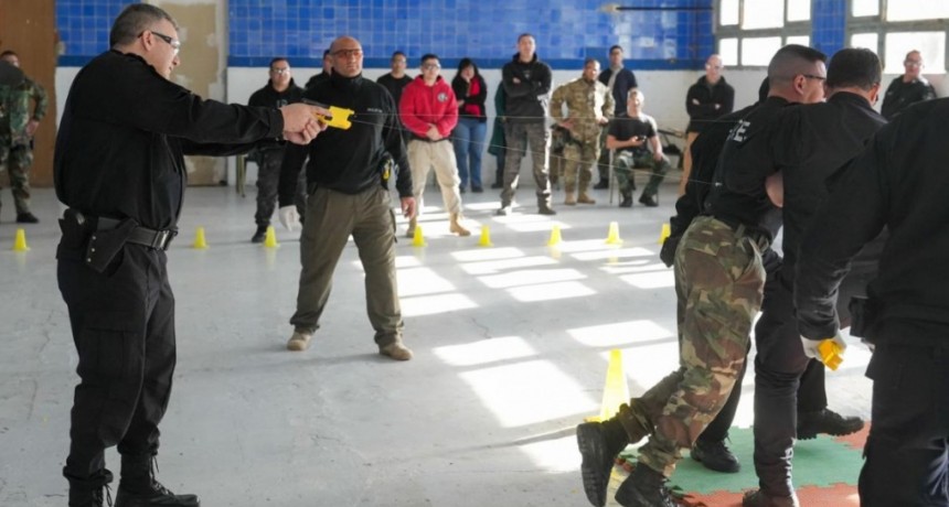 Santa Fe comenzó la formación de policías en el uso de pistolas Taser