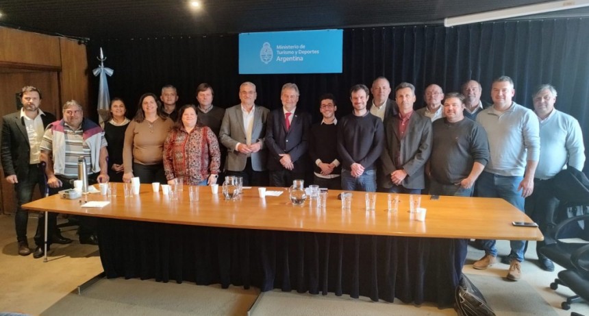 MIRABELLA, CALVO Y PRESIDENTES COMUNALES SE REUNIERON CON REPRESENTANTES DEL MINISTERIO DE TURISMO Y  DEPORTES