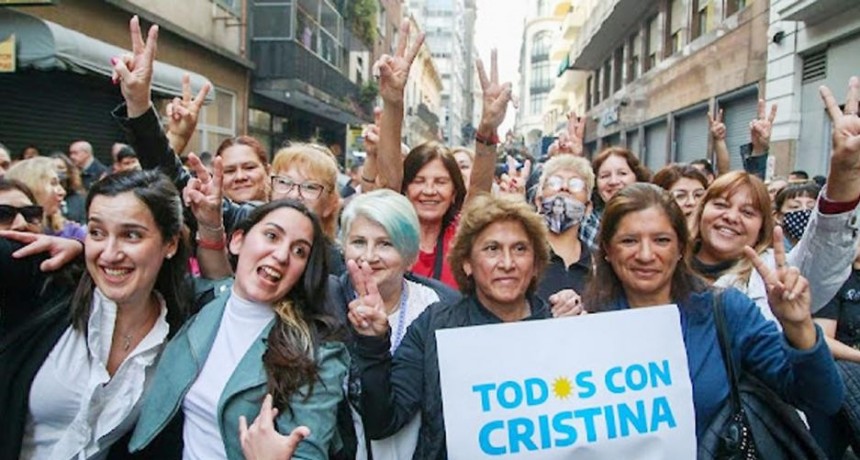 Militantes del FdT cumplen el d&eacute;cimo d&iacute;a de vigilia frente a la casa de Cristina Fern&aacute;ndez