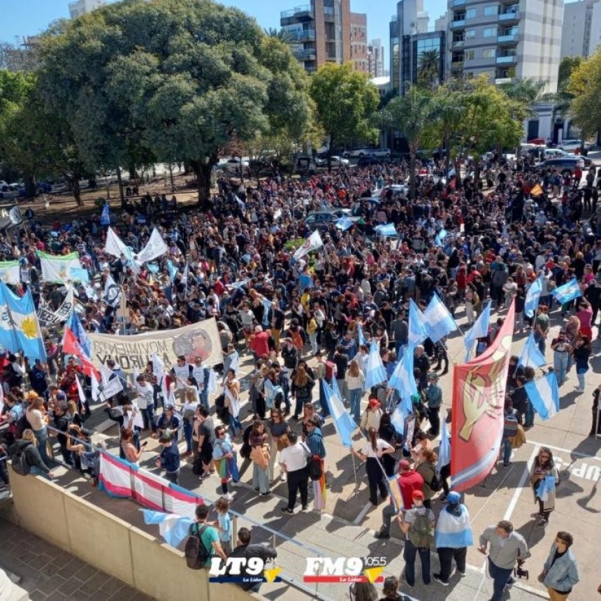 Cientos de personas se manifestaron frente a la Legislatura y Casa de Gobierno tras el ataque a Cristina 