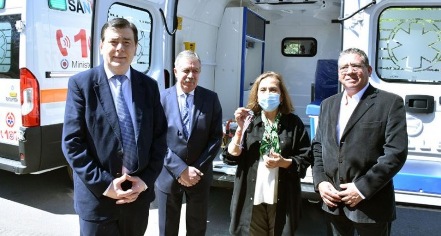 El gobernador entreg&oacute; 35 ambulancias al Sease para servicios de urgencias en Capital, Banda e Interior