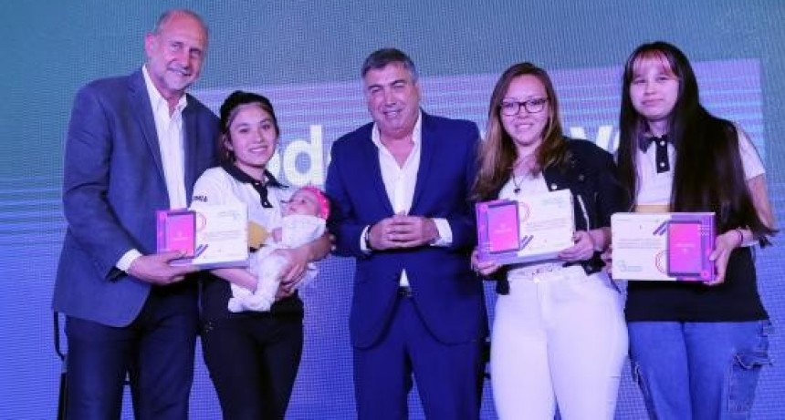 La Provincia comenz&oacute; la entrega de 5 mil tablets en el marco del programa "Conectando con Vos"