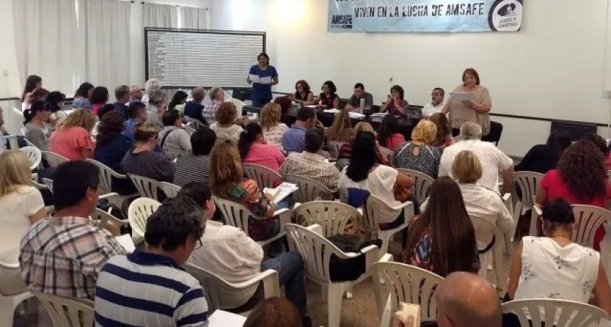 Los docentes de escuelas p&uacute;blicas de Santa Fe definen el viernes si aceptan la propuesta del 31%