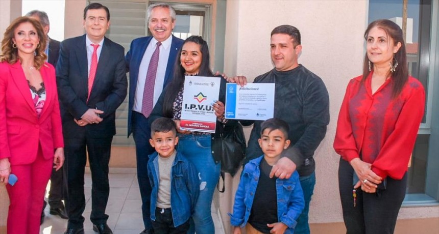 Fern&aacute;ndez y Zamora firmaron convenio para la construcci&oacute;n de 1064 nuevas viviendas