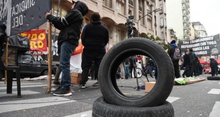 El Gobierno habilitar&aacute; importaciones de neum&aacute;ticos si no se resuelve el conflicto sindical