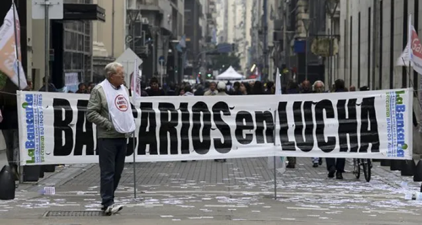 Los bancarios acordaron una nueva suba salarial y cerraron una "superparitaria"