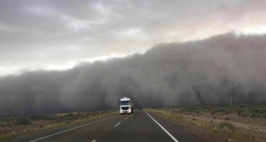 Qué hacer al volante durante una tormenta de viento y polvo como la que provocó el choque de 40 vehículos en la Autopista 