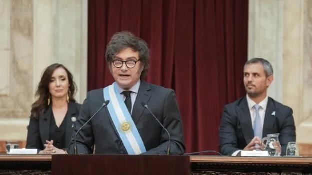 Presupuesto 2025: Milei volvió a apuntar contra la casta y trasladó la motosierra a las provincias