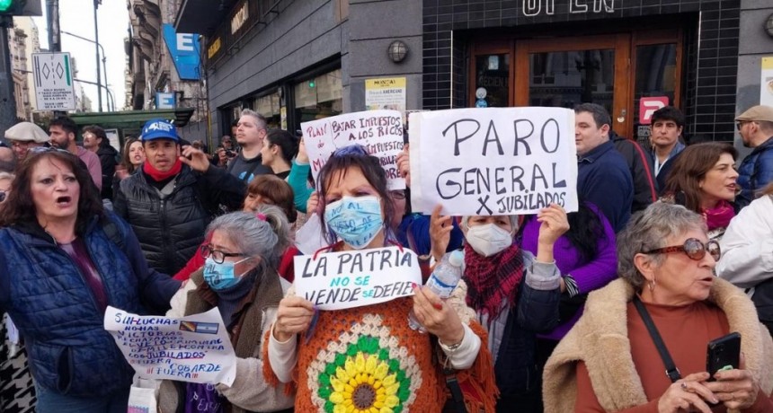Tensión frente al Congreso en la protesta de jubilados por el veto a la reforma previsional
