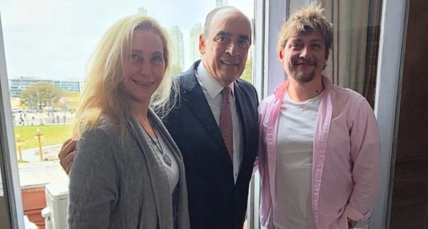 Con una foto sonriente del 