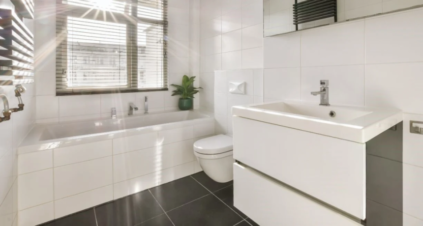 ¿Por qué se recomienda poner sal gruesa en el baño cada noche? 