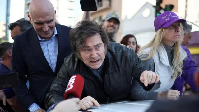 Milei redobló críticas y acusó a periodistas de ser “espías disfrazados”