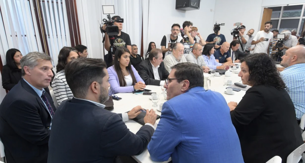El gobierno de Santa Fe también dispuso por decreto el aumento salarial a los docentes