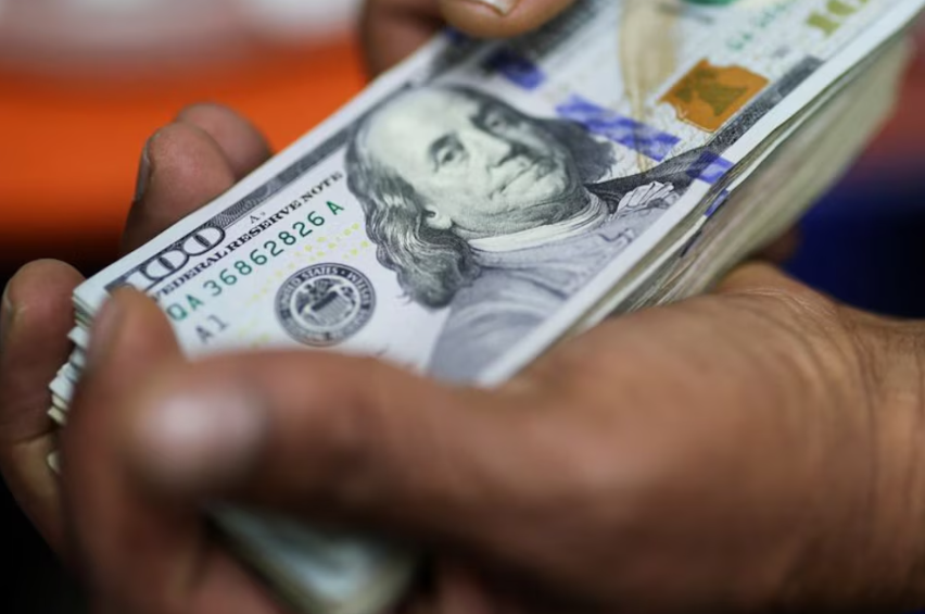 El dólar subió por quinta jornada consecutiva en otro día negativo para acciones y bonos