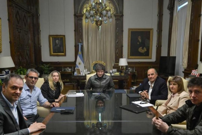 Otra dura derrota del gobierno, en el congreso y en la calle