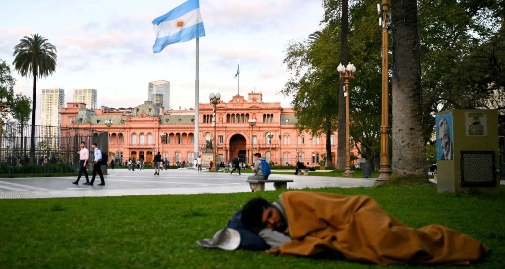 La pobreza en la Argentina bajó 21,3% en el primer año de Milei, según el INDEC