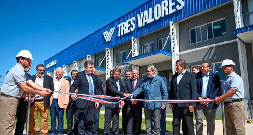 El gobernador Zamora inauguró el frigorífico porcino Tres Valores en Estación Robles