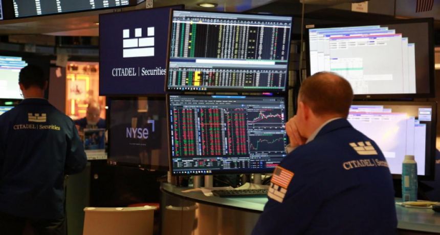 El riesgo país se acerca a los 900 puntos en medio de la tensión financiera