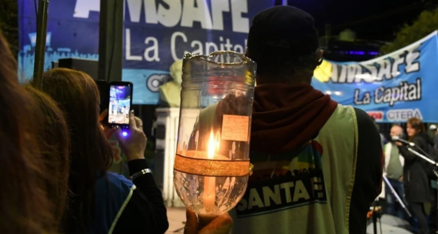 Velas encendidas por la educación: marchas de antorchas de los docentes en toda la provincia