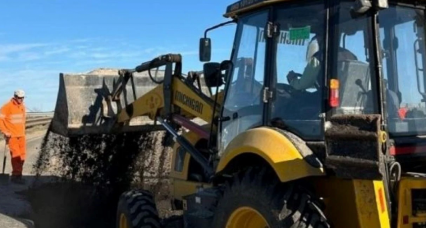 El presidente comunal electo de Zavalla tapó pozos en la ruta 33 con máquinas propias