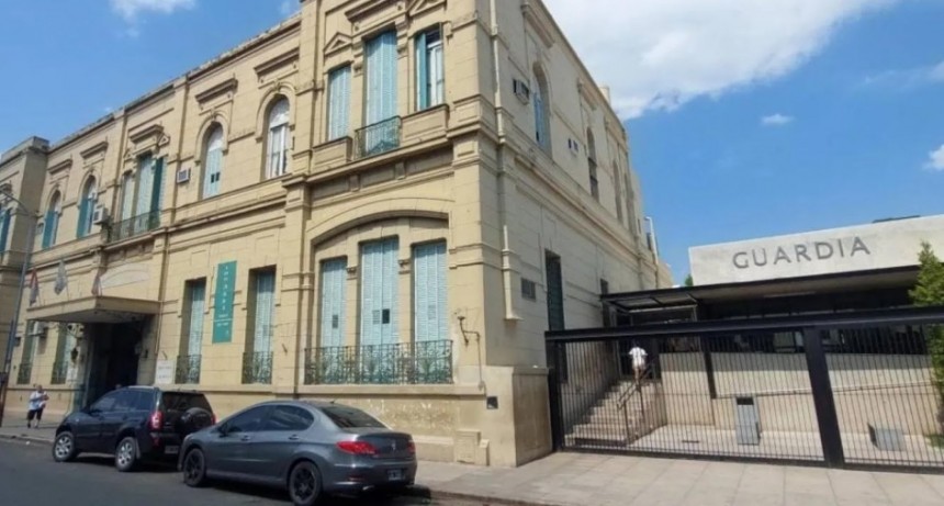 Robaba; regresaba al hospital y la policía lo encontró con el suero puesto