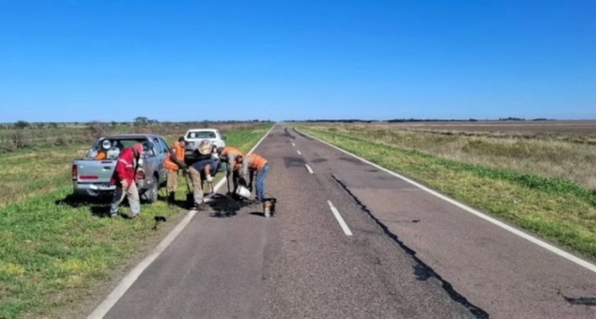 Vialidad Nacional realiza obras de bacheo sobre la Ruta 98, entre Vera y Tostado
