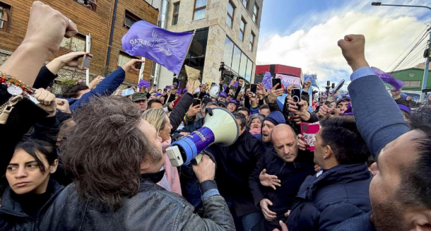 Milei llevó la campaña a Ushuaia, pero suspendió caminata por fuertes protestas