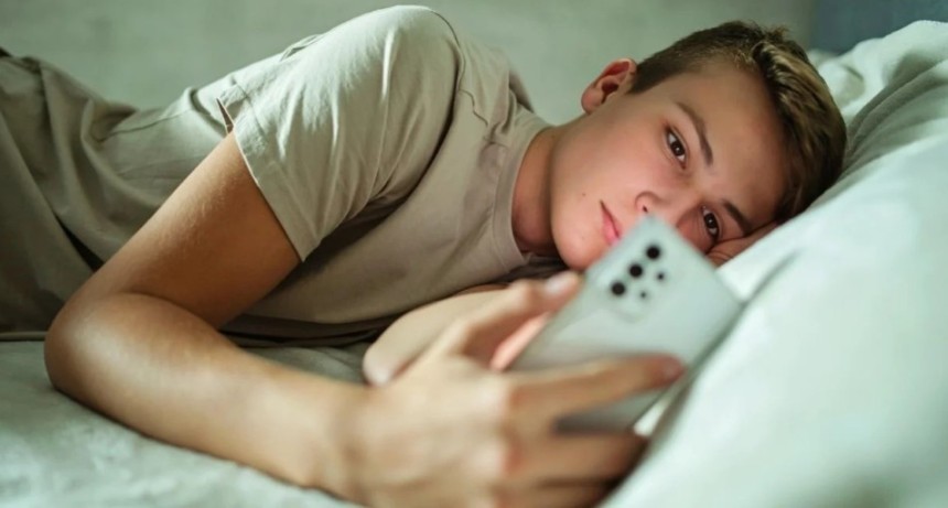 &iquest;Por qu&eacute; miramos el celular apenas nos despertamos? Qu&eacute; efecto tiene este h&aacute;bito en el cerebro