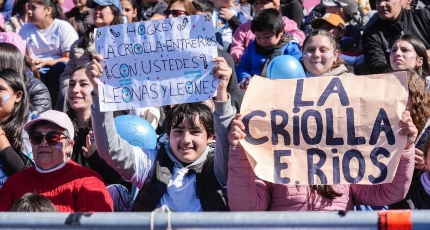La emoci&oacute;n de chicos de Concordia al ver a Las Leonas por primera vez en los Juegos Suramericanos