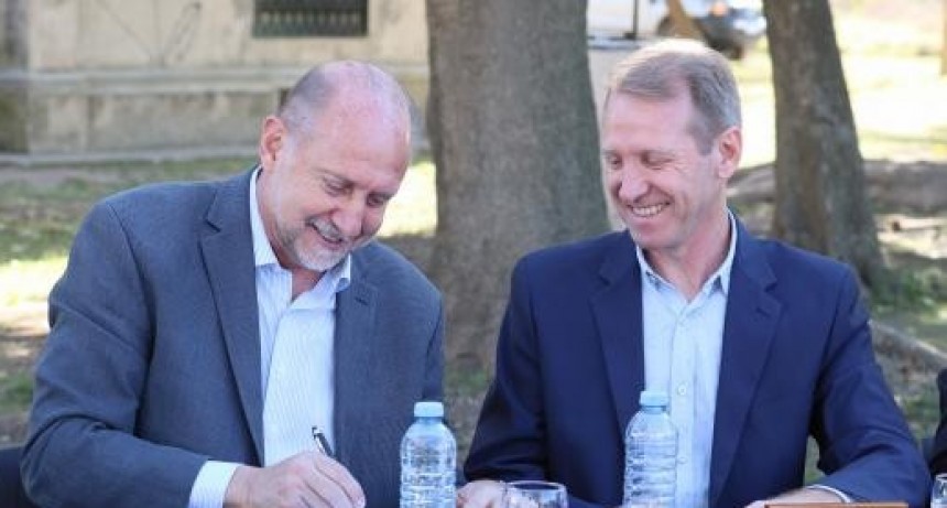 Perotti firm&oacute; un convenio para la pavimentaci&oacute;n de la calle Balb&iacute;n, en Sunchales