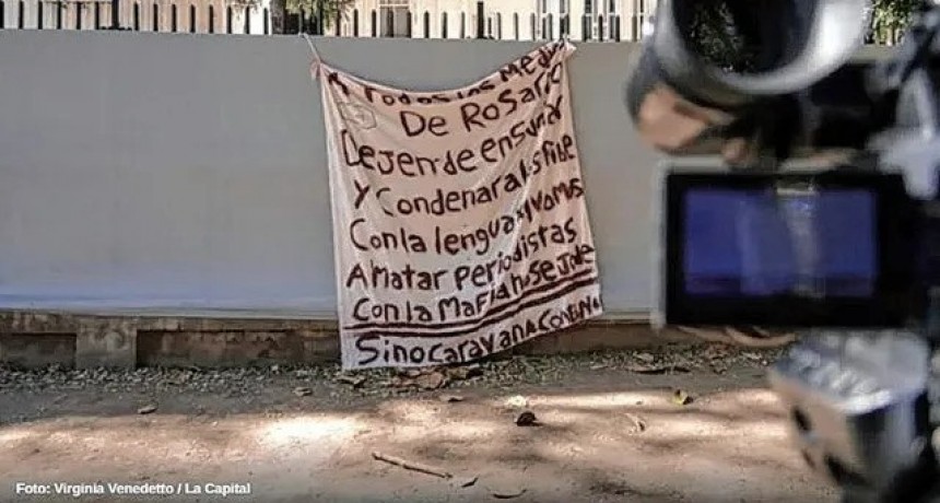 Colgaron un trapo con una grave amenaza a periodistas en Telef&eacute; Rosario