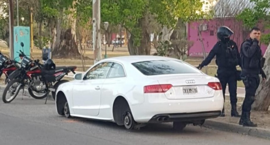 Ins&oacute;lito: dej&oacute; estacionado su Audi en el Parque Aguirre y le robaron los cuatro neum&aacute;ticos