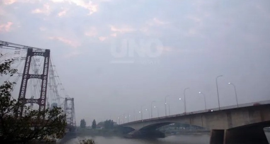 El viento sureste cubri&oacute; la ciudad del humo de los incendios de la zona de islas