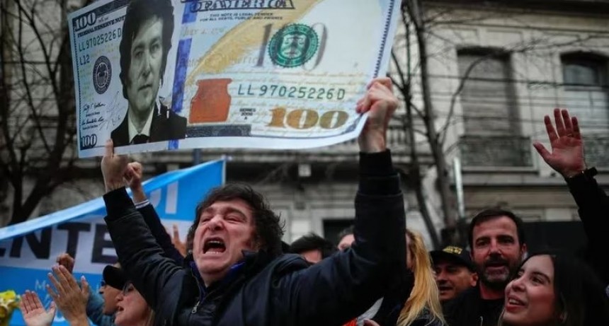 El desplome del peso por el favoritismo de Milei en las elecciones, según The New York Times