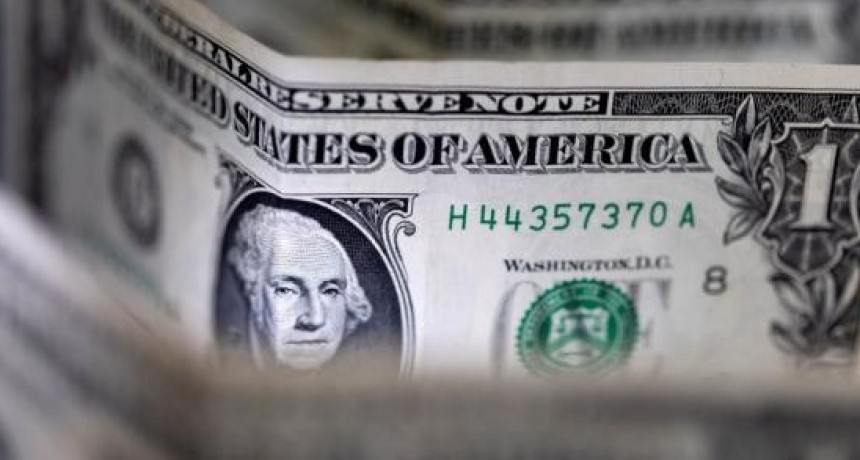 Los fuertes operativos en las cuevas financieras de todo el país hacen caer el dólar ilegal por debajo de los $1000
