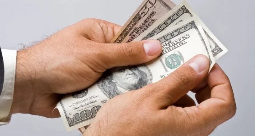 Dólar blue cayó en picada: las razones que lo hacen bajar y lo que viene 