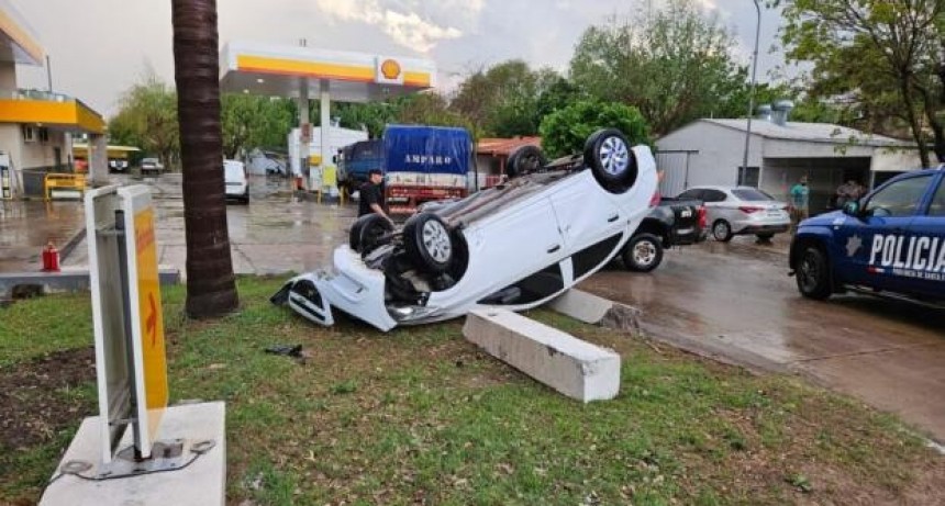 Coronda: Volcó un auto por un temporal de viento y granizo