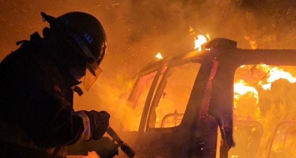 Video: impresionante incendio de un automóvil en la Ruta 1