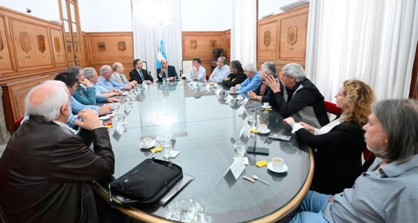 El Gobierno se reunió con la CGT para negociar una ampliación de la reforma laboral y frenar el paro