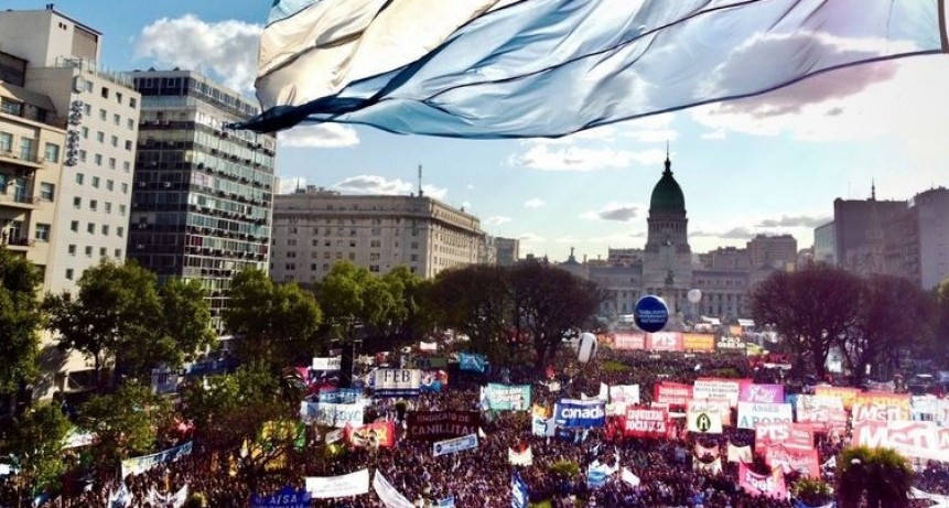 Multitudinaria marcha en el Congreso por fondos para las universidades públicas