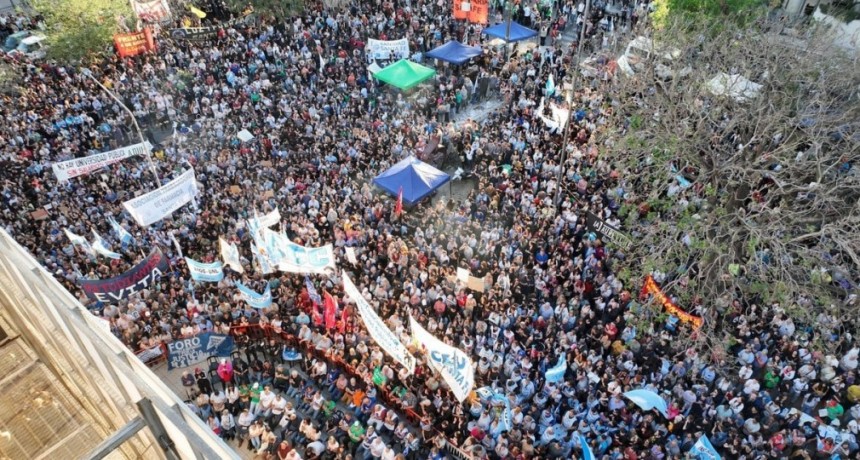 Masiva marcha universitaria en Santa Fe, y un 