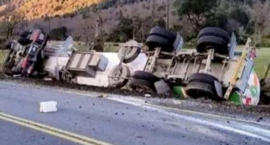 Dos camioneros argentinos muertos en Chile: uno volcó y otro se infartó al verlo