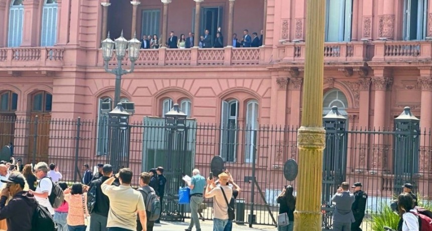 Javier Milei salió a saludar al balcón de la Casa Rosada y fue repudiado por universitarios