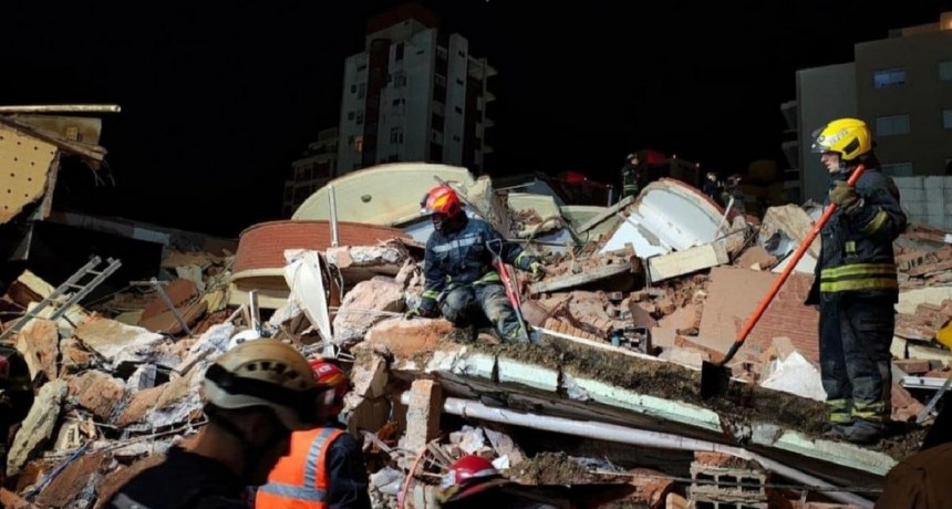 Se derrumbó un edificio en Villa Gesell: un jubilado muerto y 7 desaparecidos