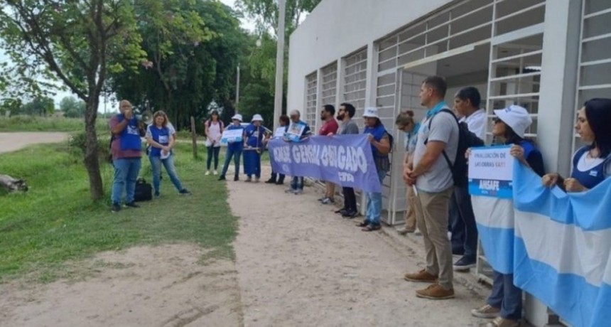 En reclamo por obras inconclusas: abrazaron a dos escuelas a las que asisten más de 300 alumnos