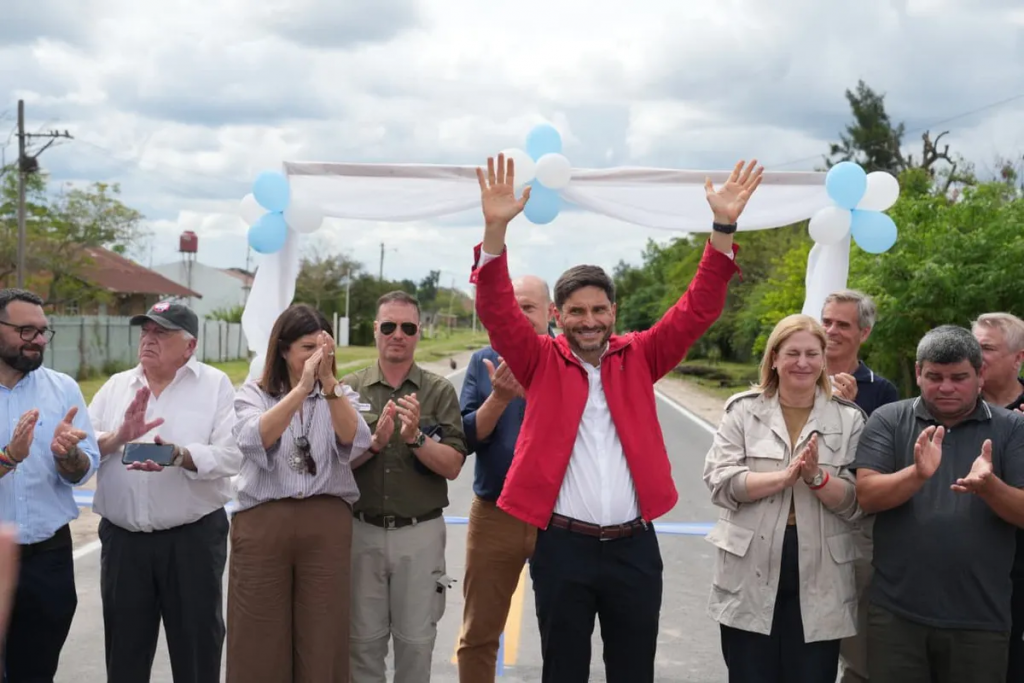 Con una travesía motoquera, Maximiliano Pullaro y Gisela Scaglia inauguraron la pavimentación de la ruta provincial N° 3