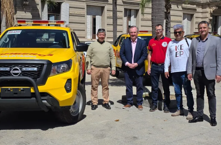 Michlig acompañó la entrega de equipamiento para bomberos