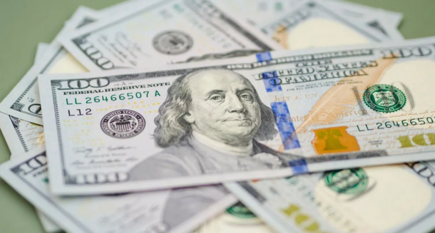 Para frenar el dólar, el Gobierno liquidó casi la mitad de las divisas que acumuló por la quita de retenciones